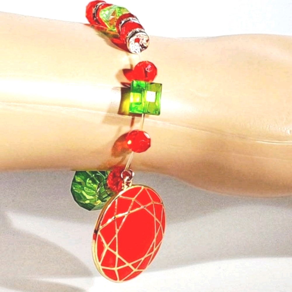 261B109 Handmade Red & Green Stretch Bracelet